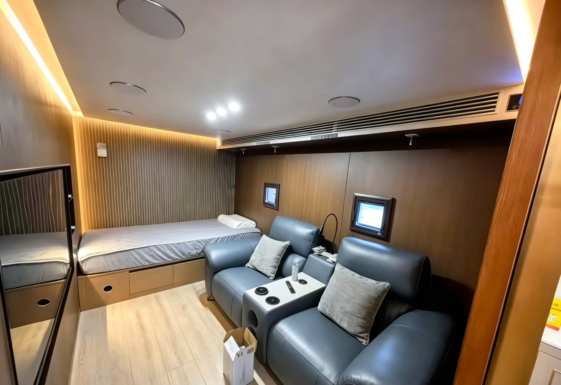 四人商务氧舱 P3000 舱内实拍，卧室型内饰与沙发床